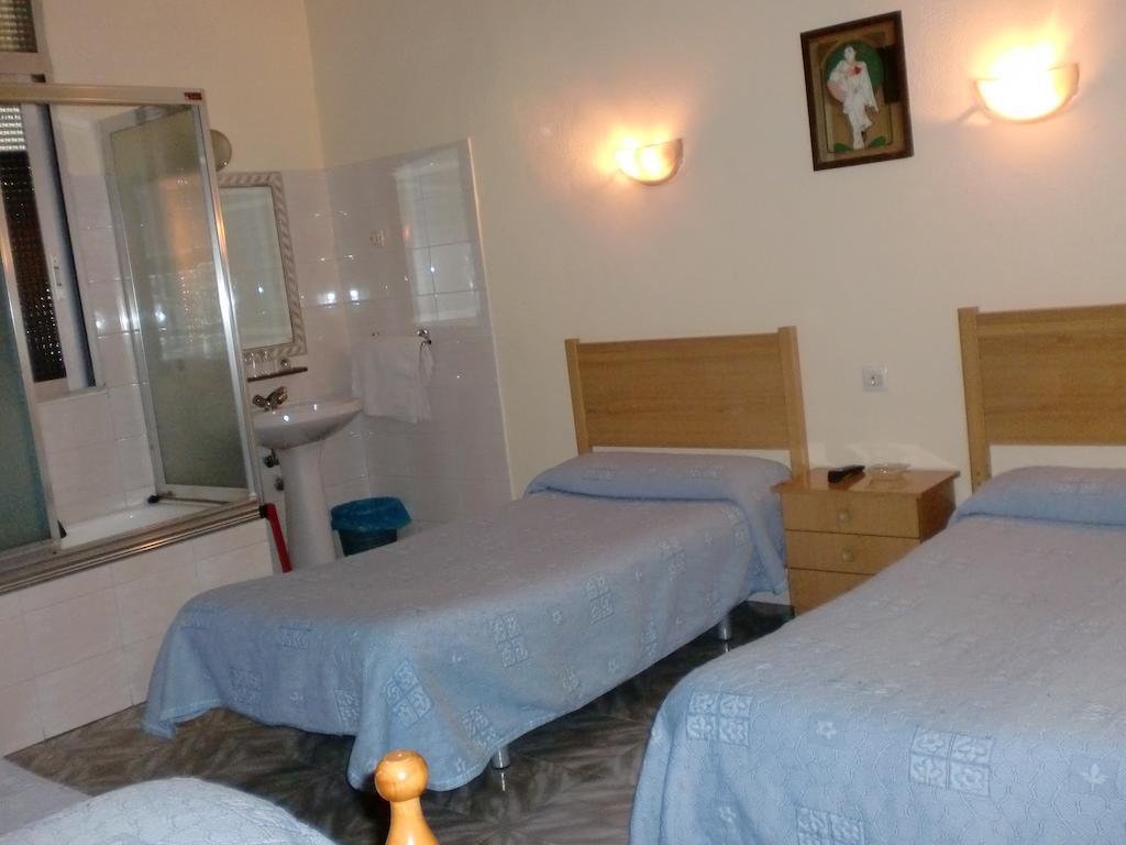 Hostal Alonso Μαδρίτη Δωμάτιο φωτογραφία