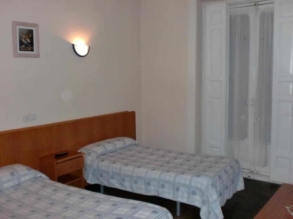 Hostal Alonso Μαδρίτη Εξωτερικό φωτογραφία